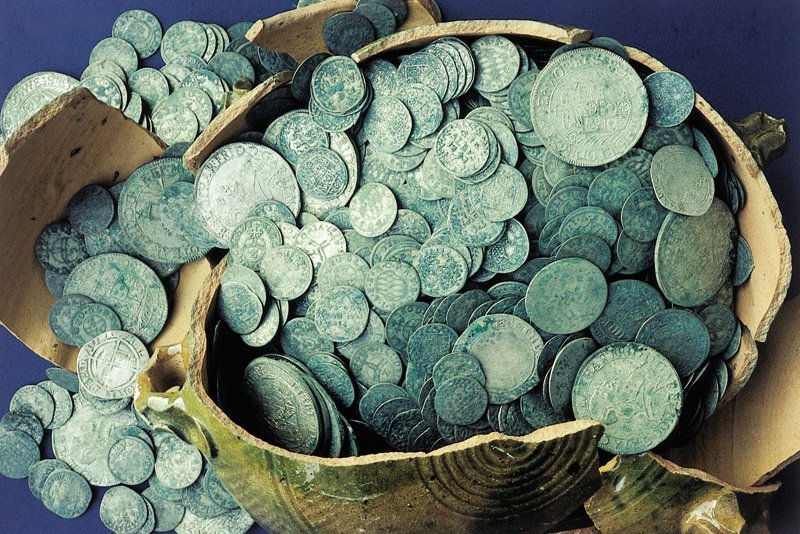 Münzen: Spartopf mit nahezu 2600 Münzen aus der Zeit zwischen 1622 und 1675